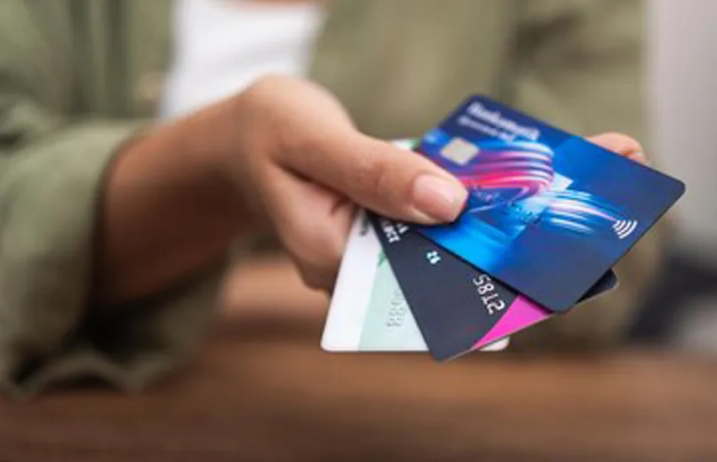 A hűségkártya dizájn titkai: Így tervezzen kártyát, amit a vevői büszkén hordanak a tárcájukban