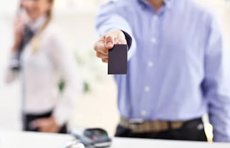 Hamisítás elleni védelem: Hogyan igazolja terméke eredetiségét egyedi kártyákkal?